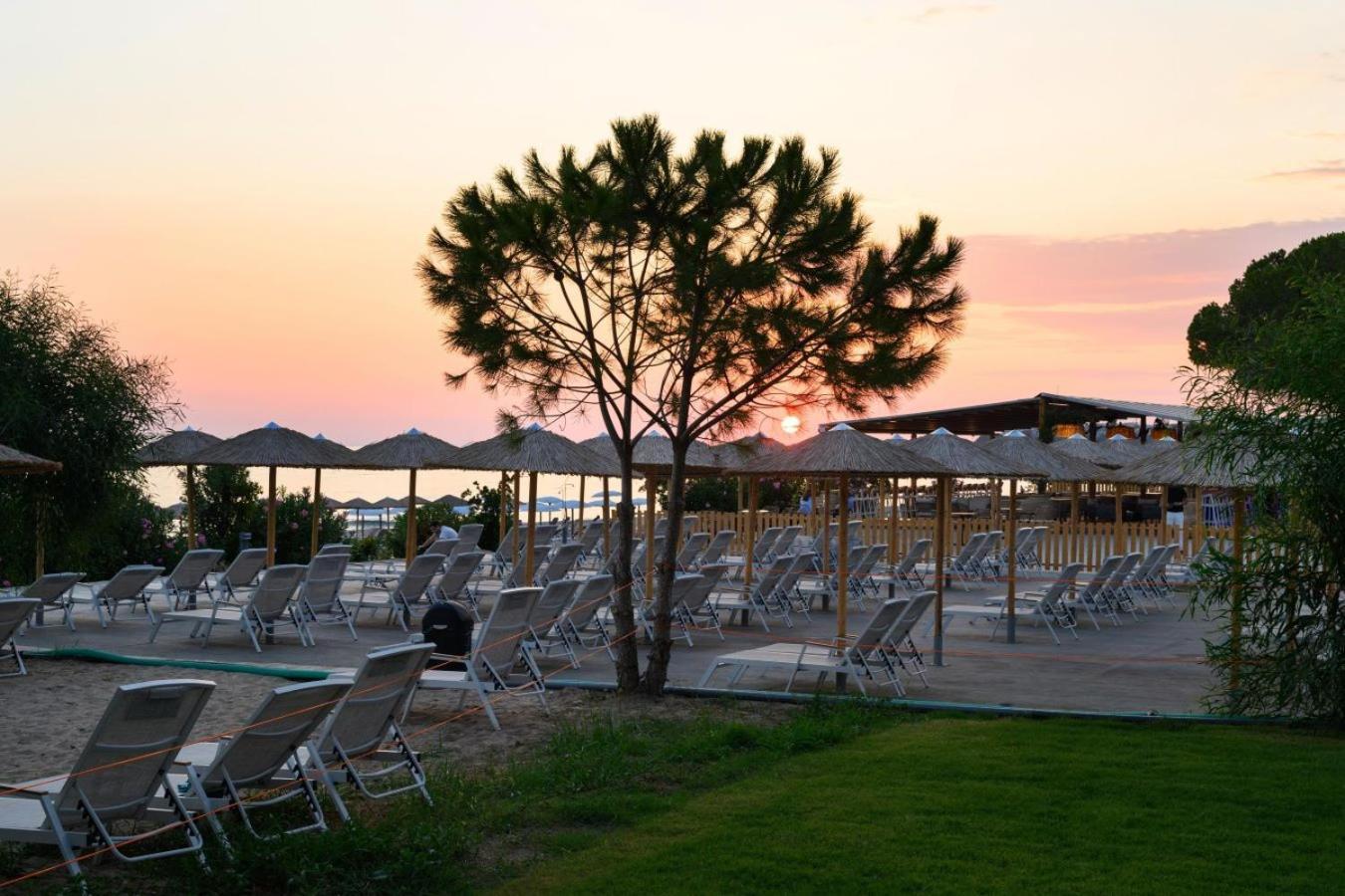 Ninos Grand Beach Resort Kastrosikia Esterno foto